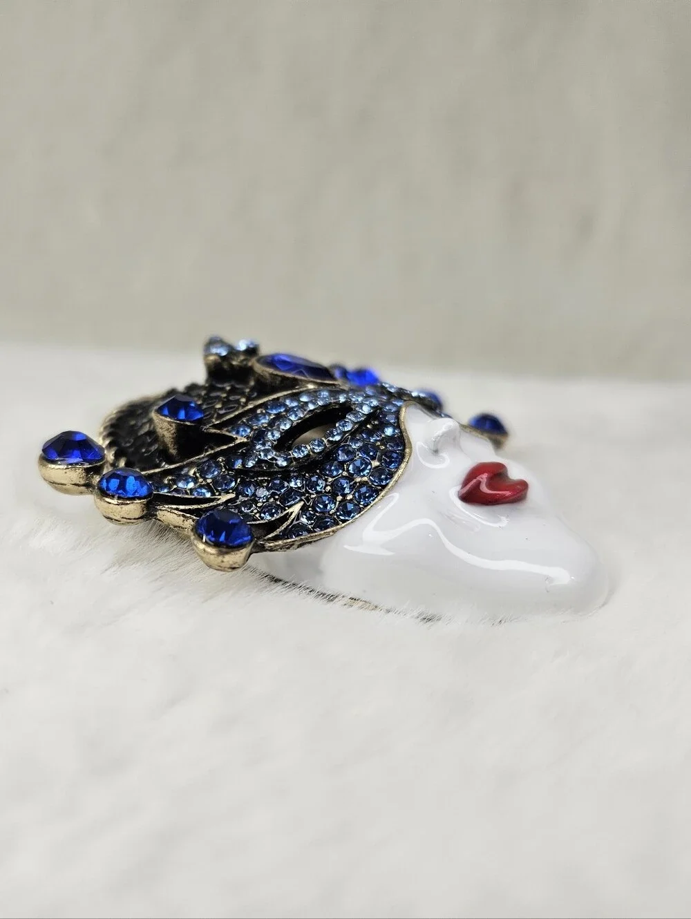 NWOT Blue And White Masquerade Mask Brooch